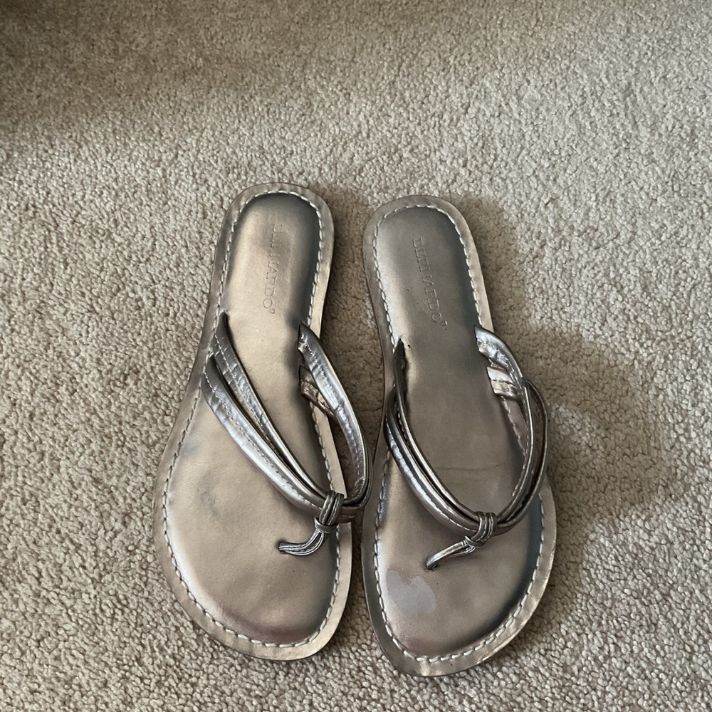 Bernardo Miami Thong Sandal
Distressed Platinum Metallic Leather with box